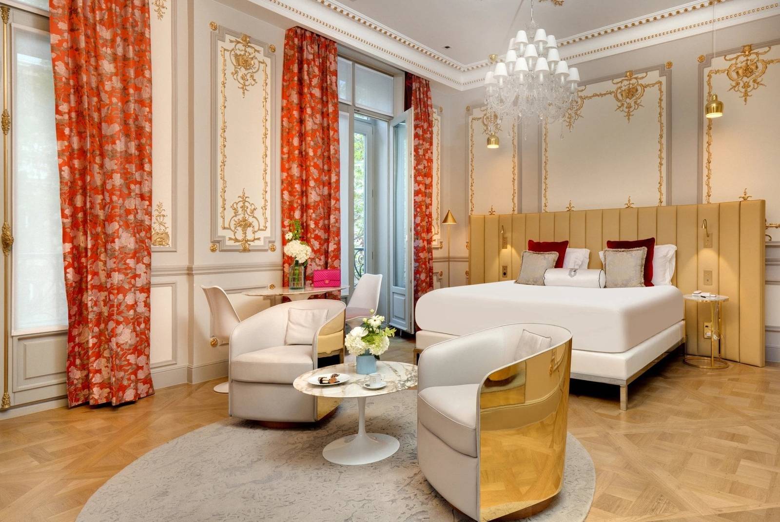 巴黎 Hotel Bowmann Baron Suite 金色線板與水晶吊燈