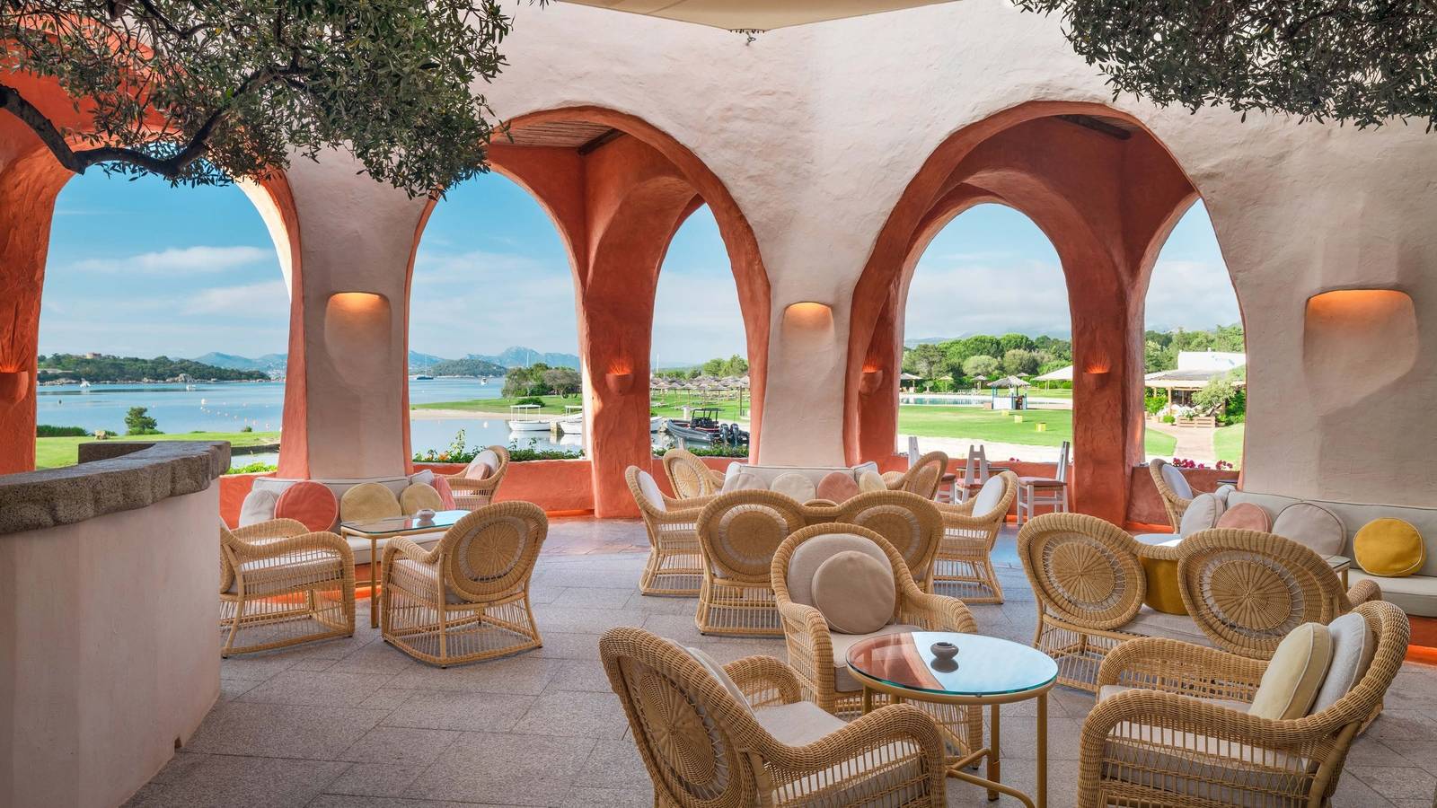 Hotel Cala di Volpe Atrium Bar 拱窗與海灣景色