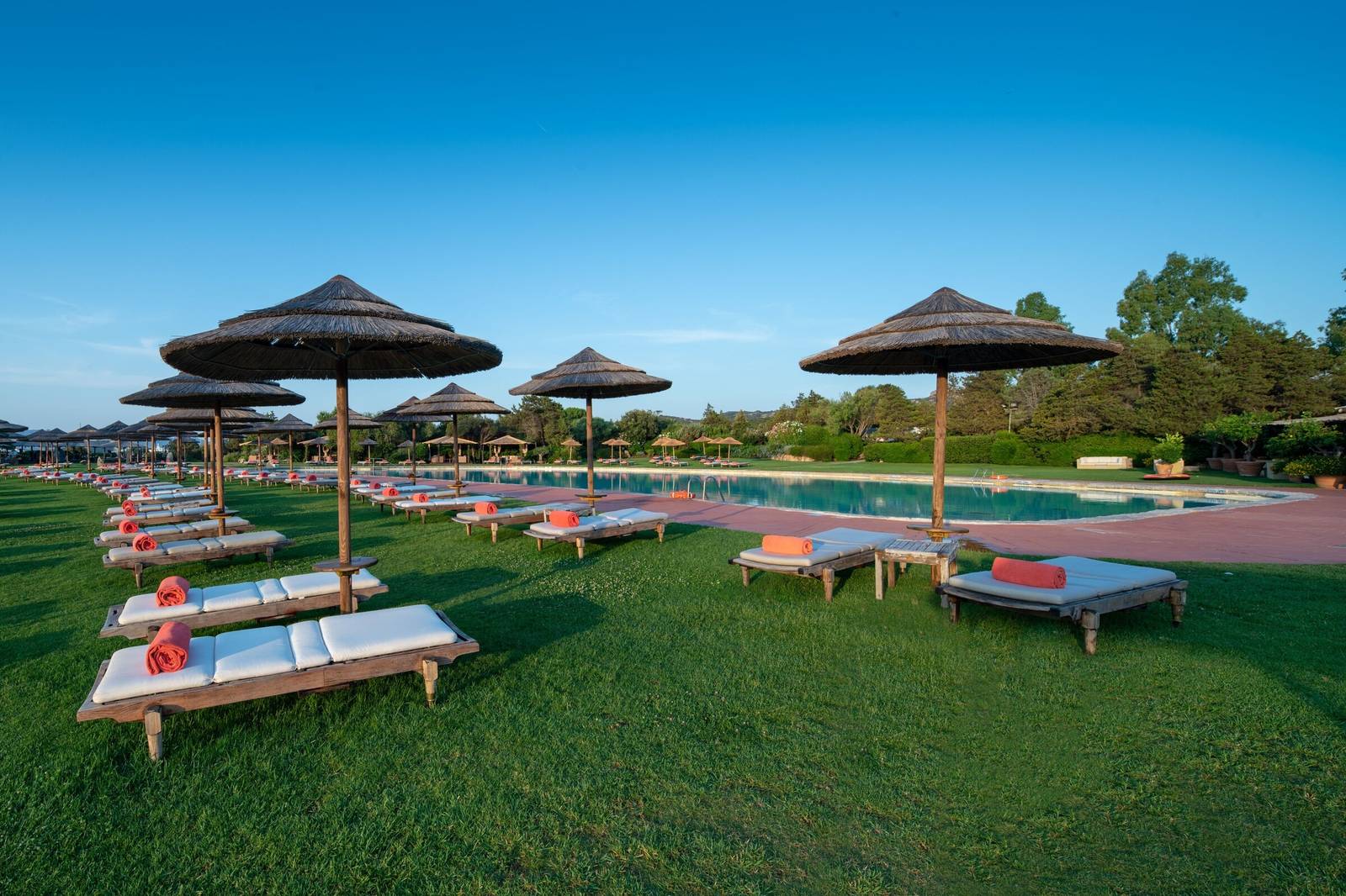 Hotel Cala di Volpe 海水泳池旁草坪躺椅區