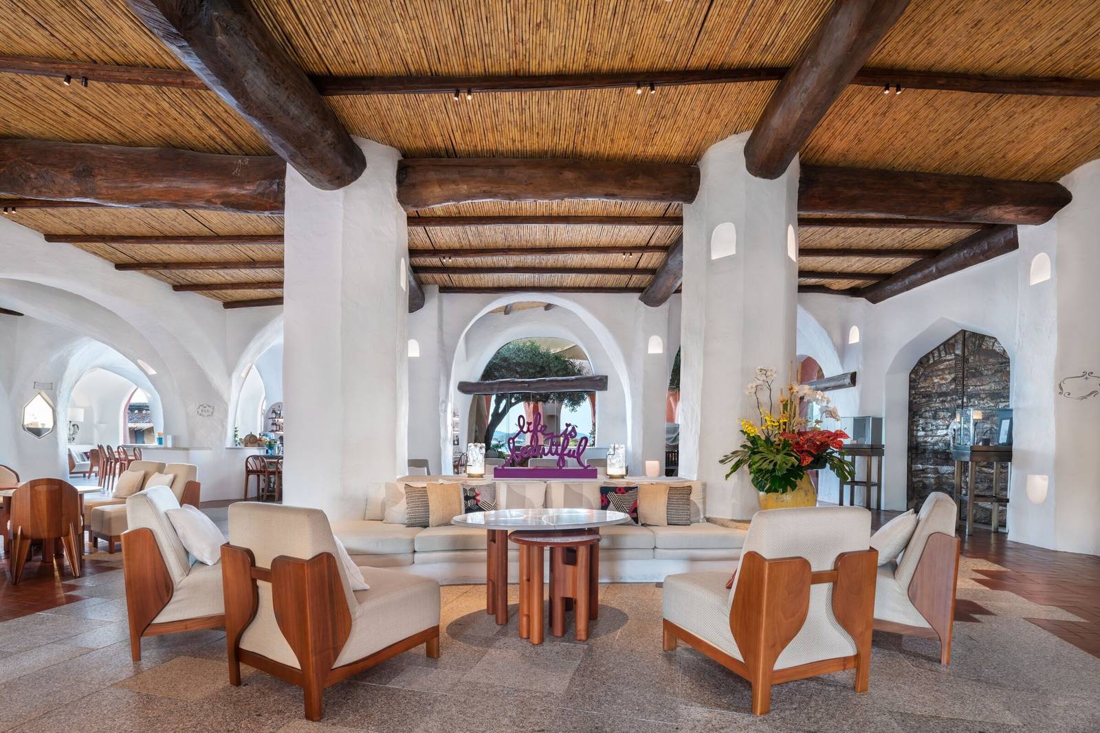 Hotel Cala di Volpe 木樑天花板與白色拱門的大廳