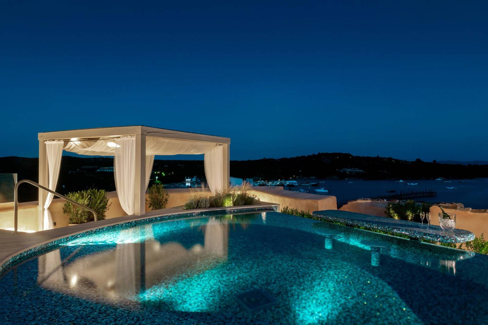 Hotel Cala di Volpe Harrods Suite 露台無邊際泳池夜景