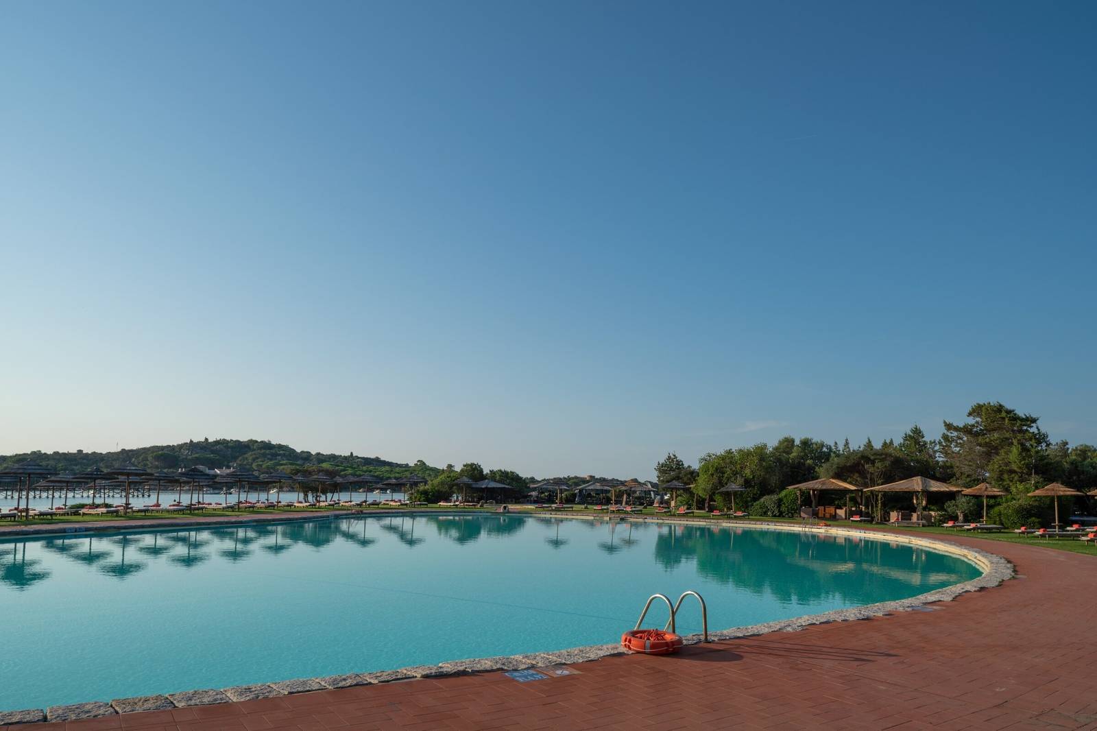 Hotel Cala di Volpe 海邊的奧運規格海水泳池