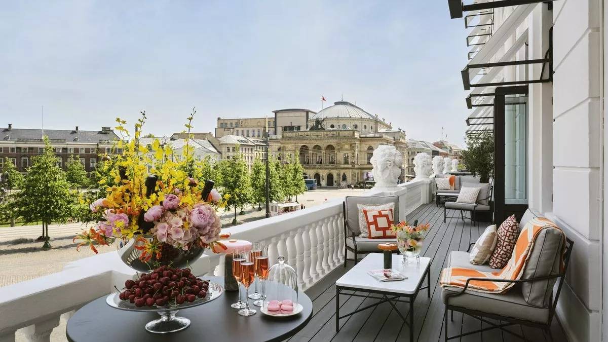 Hotel d'Angleterre 套房陽台望向國王新廣場與皇家劇院
