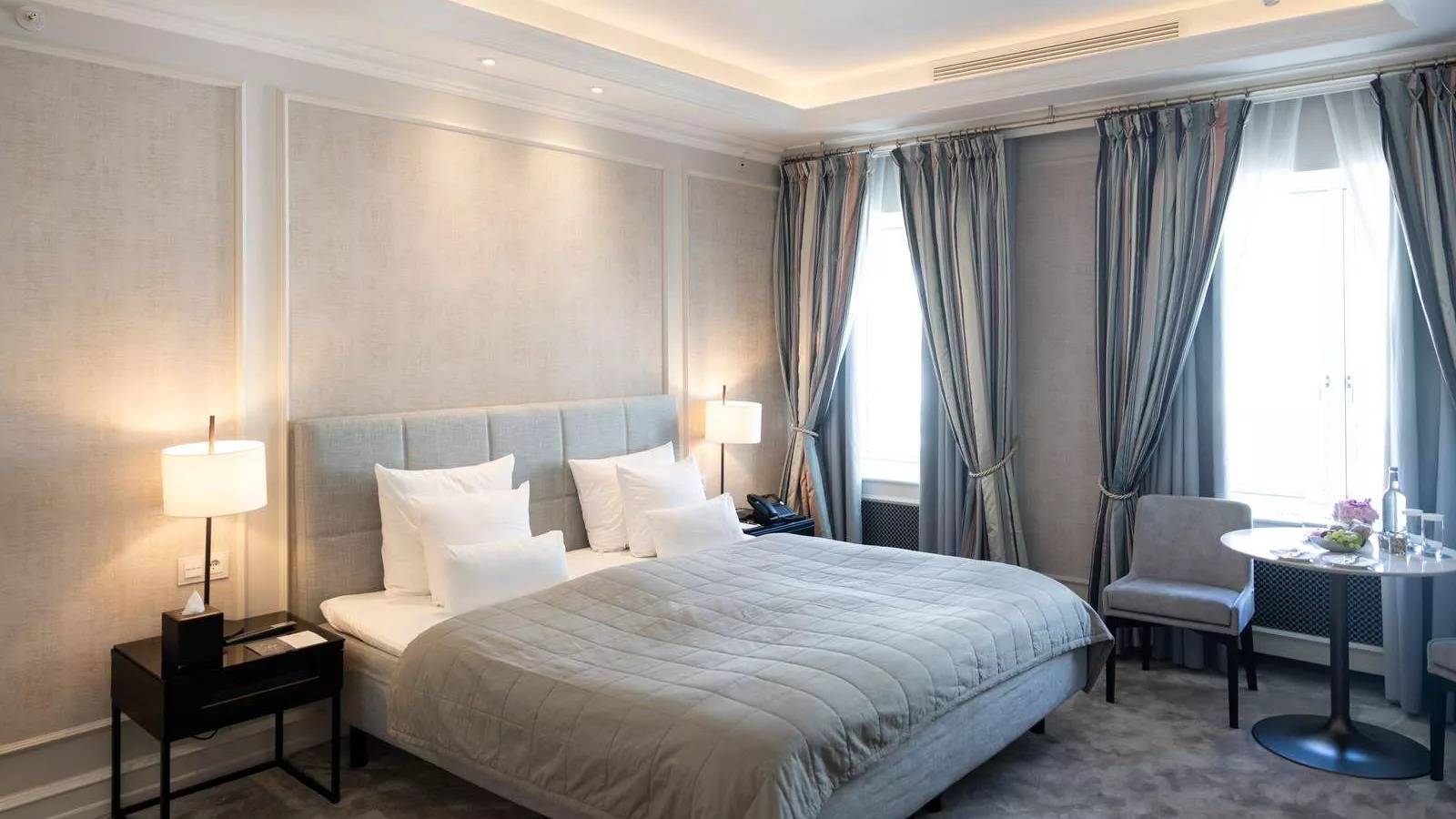 Hotel d'Angleterre 客房大床與窗邊座位