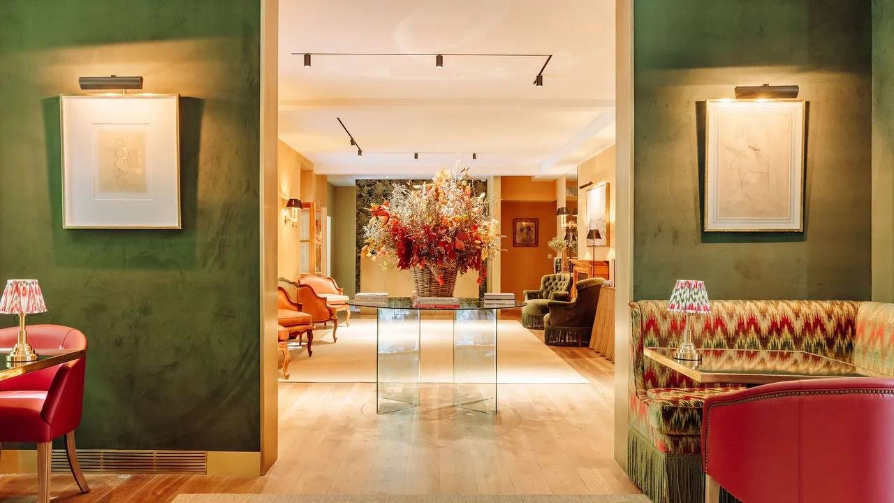 Hotel das Amoreiras 酒吧旁的沙發座位區