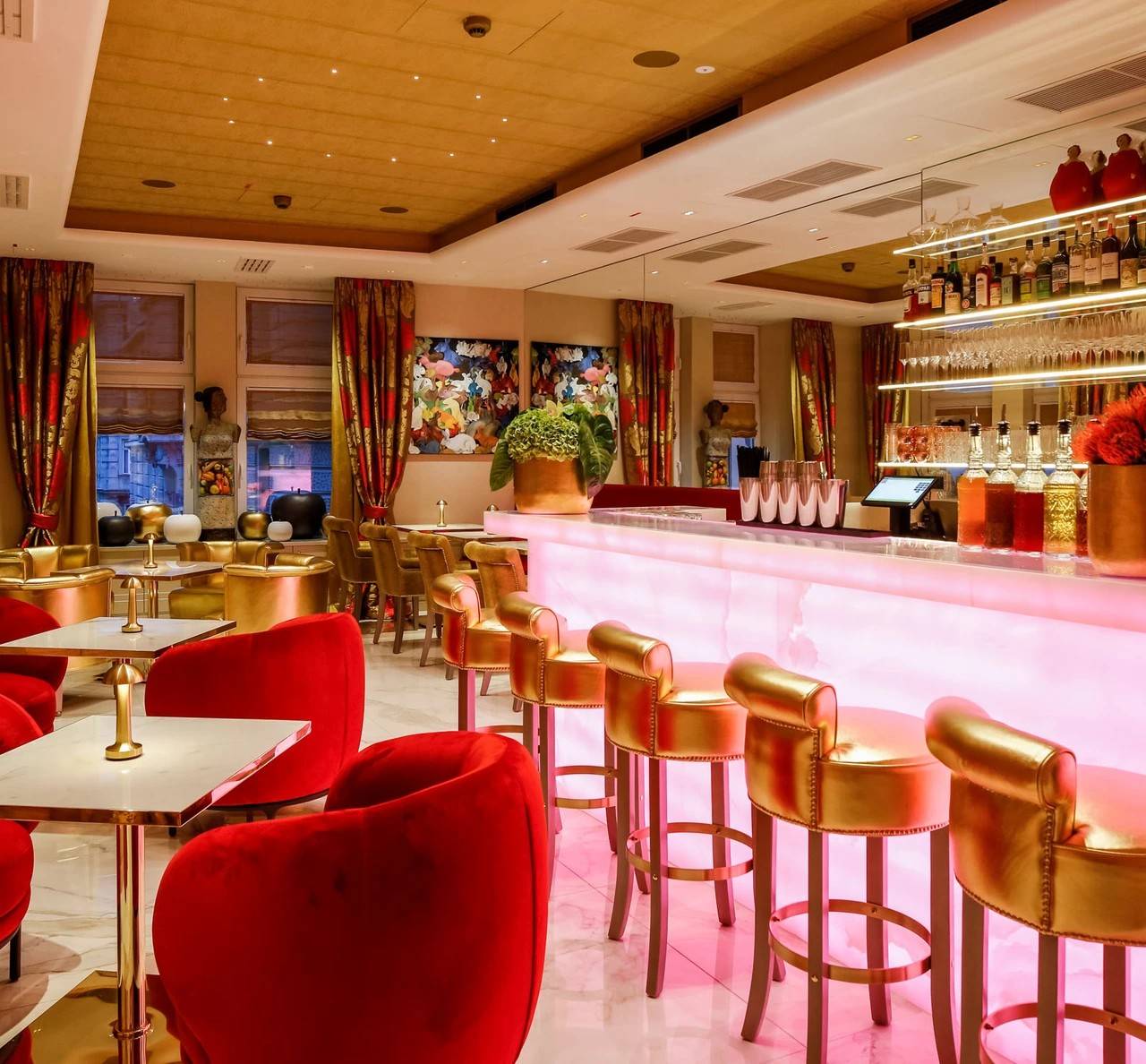 Hotel Das Tyrol 縞瑪瑙吧台與金色高腳椅