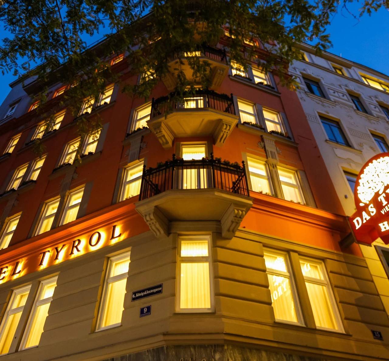 維也納 Hotel Das Tyrol 夜間點燈的建築外觀
