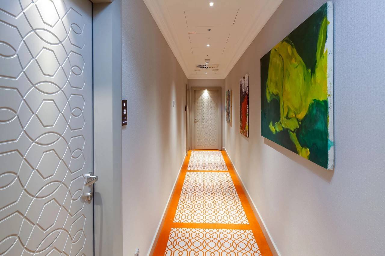 Hotel Das Tyrol 掛著當代藝術作品的客房走廊