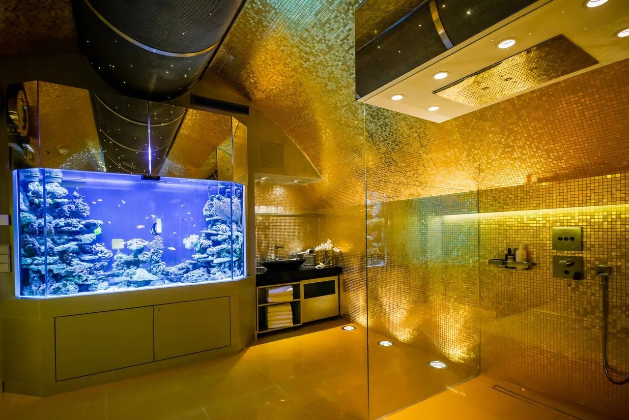 Hotel Das Tyrol 私人 Spa 的金色馬賽克與海水魚缸