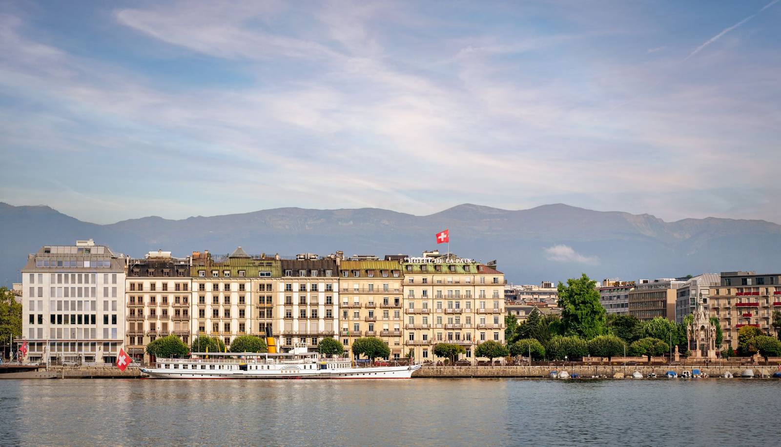 日內瓦 Ritz-Carlton Hotel de la Paix所在的白朗峰碼頭湖岸與遠方山景