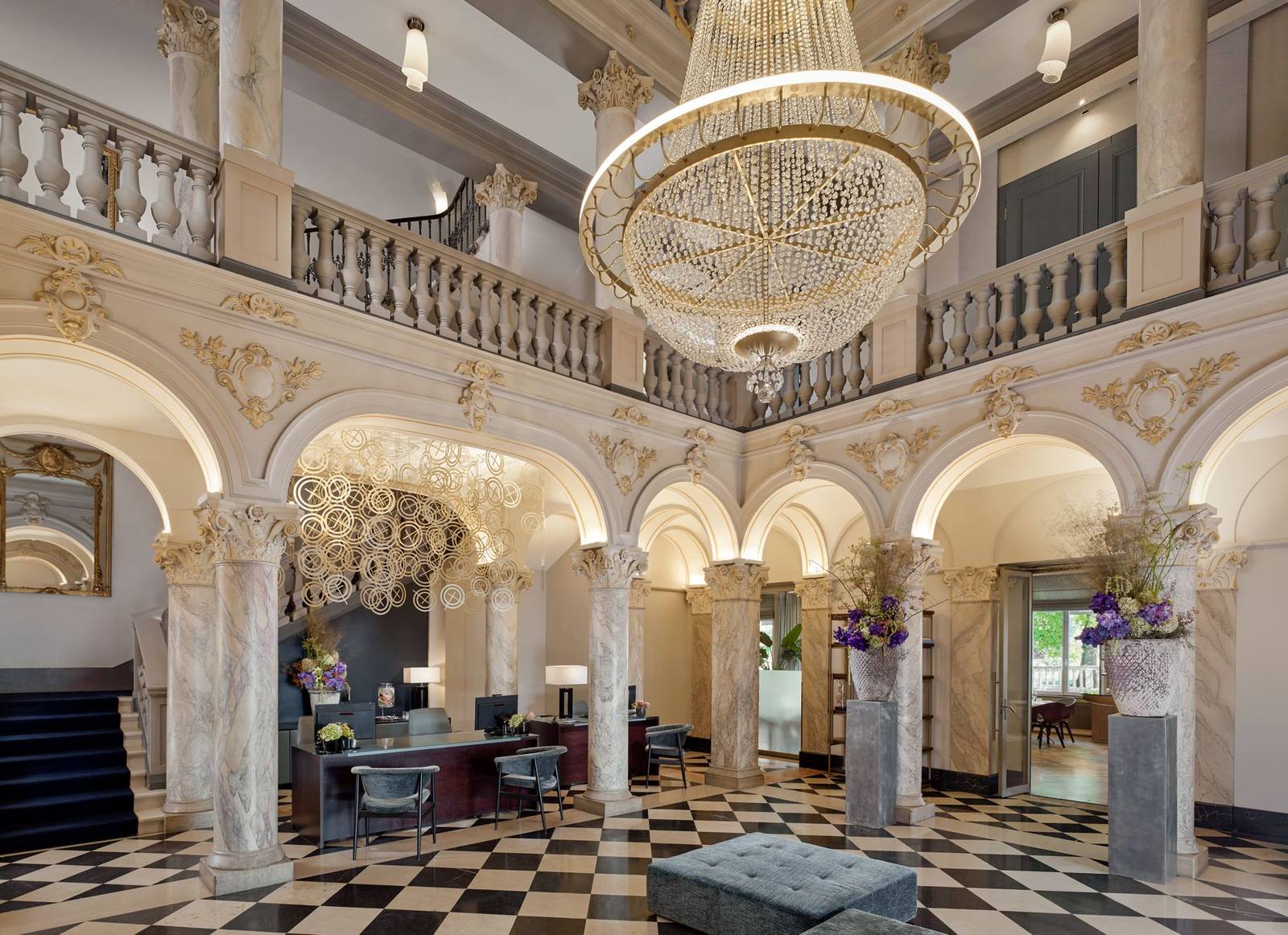 日內瓦 Ritz-Carlton Hotel de la Paix白色大理石迴廊大廳與水晶吊燈