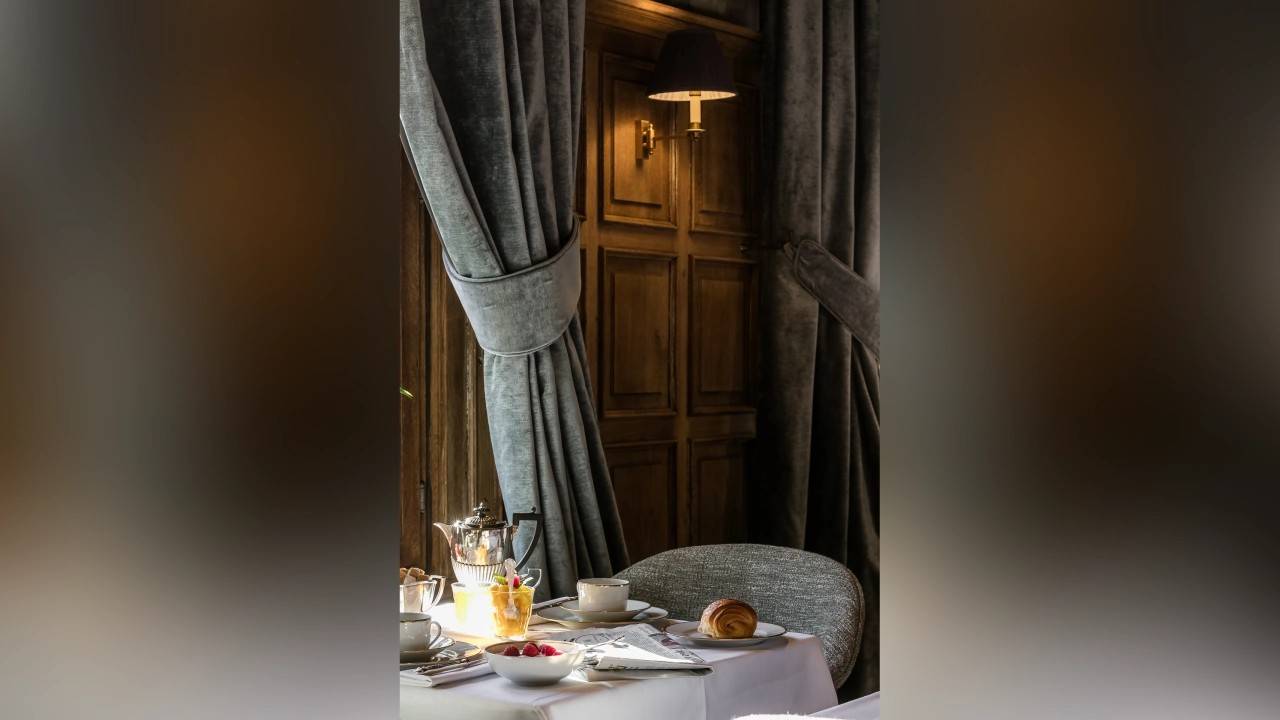 Hotel De Orangerie 窗邊早餐桌
