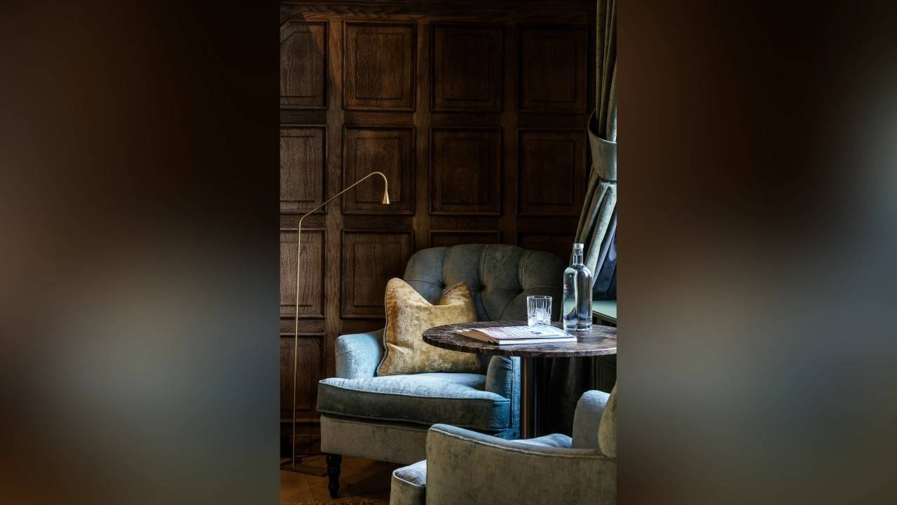 Hotel De Orangerie 木牆邊的閱讀角落