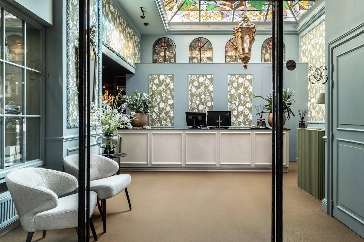 Hotel De Orangerie 彩繪玻璃天窗下的接待廳