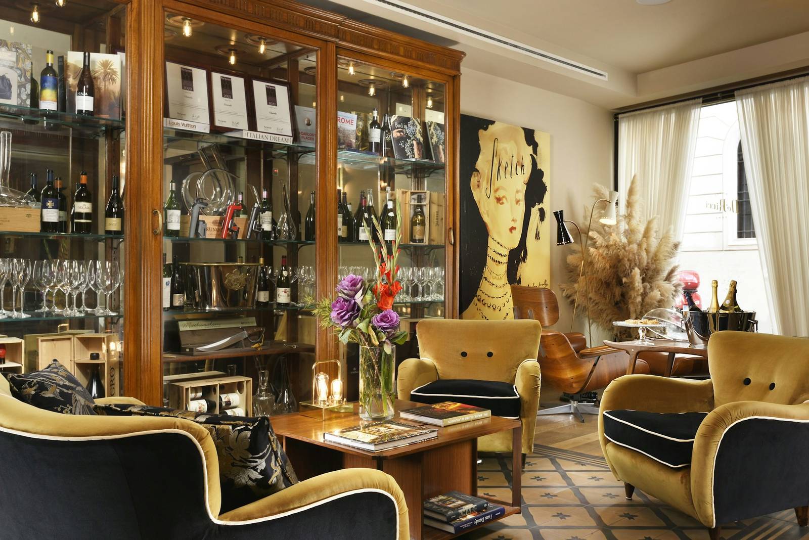 羅馬 Hotel De' Ricci 酒櫃與絲絨扶手椅的交誼空間