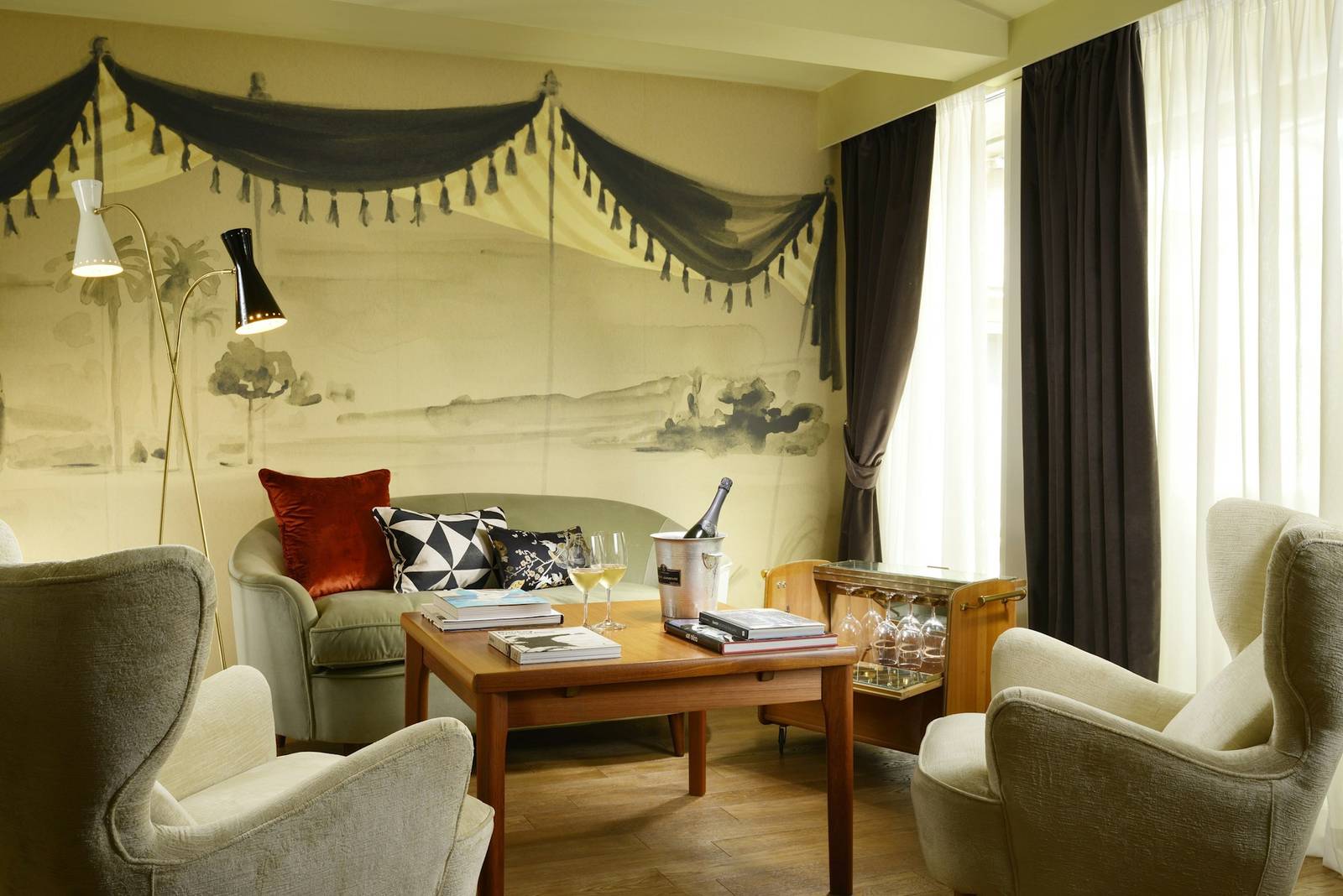 羅馬 Hotel De' Ricci 套房起居區與手繪壁飾
