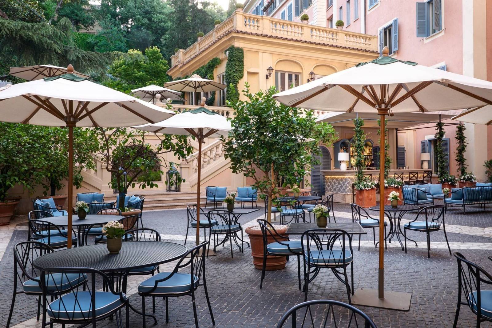 Hotel de Russie 露天小廣場上的 Stravinskij Bar 座位