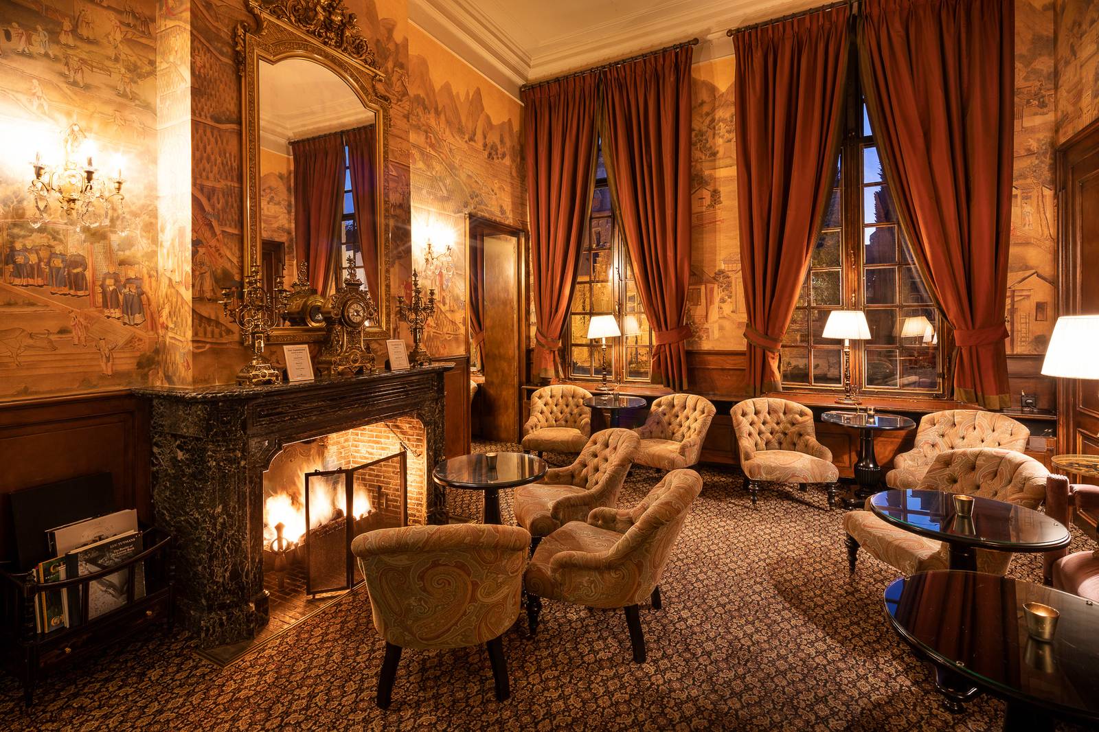 Hotel De Tuilerieën 壁爐交誼廳與手繪壁紙