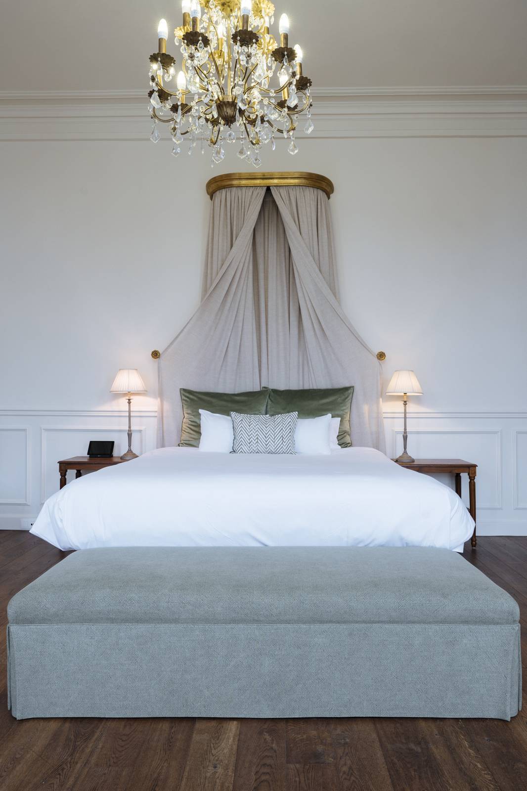 Hotel De Tuilerieën Royal Executive 客房床頭帷幔與水晶燈