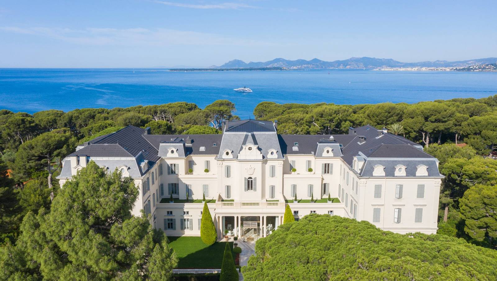 Hôtel du Cap-Eden-Roc 主建築、松林與蔚藍海岸海景