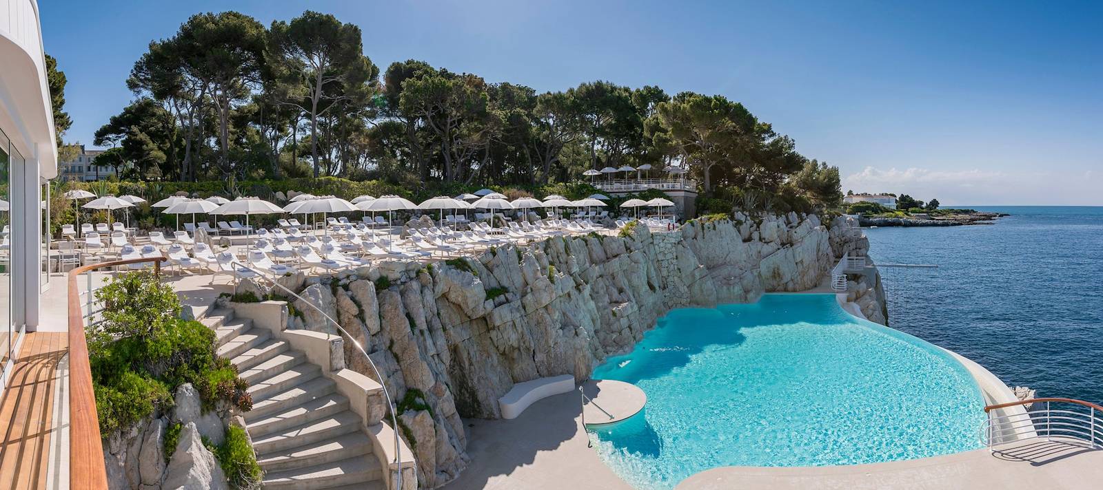 Hôtel du Cap-Eden-Roc 鑿入岩岸的海水泳池