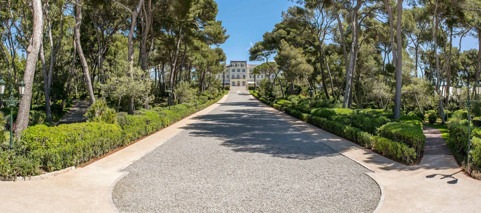 Hôtel du Cap-Eden-Roc 通往主建築的 Grande Allée 林蔭道