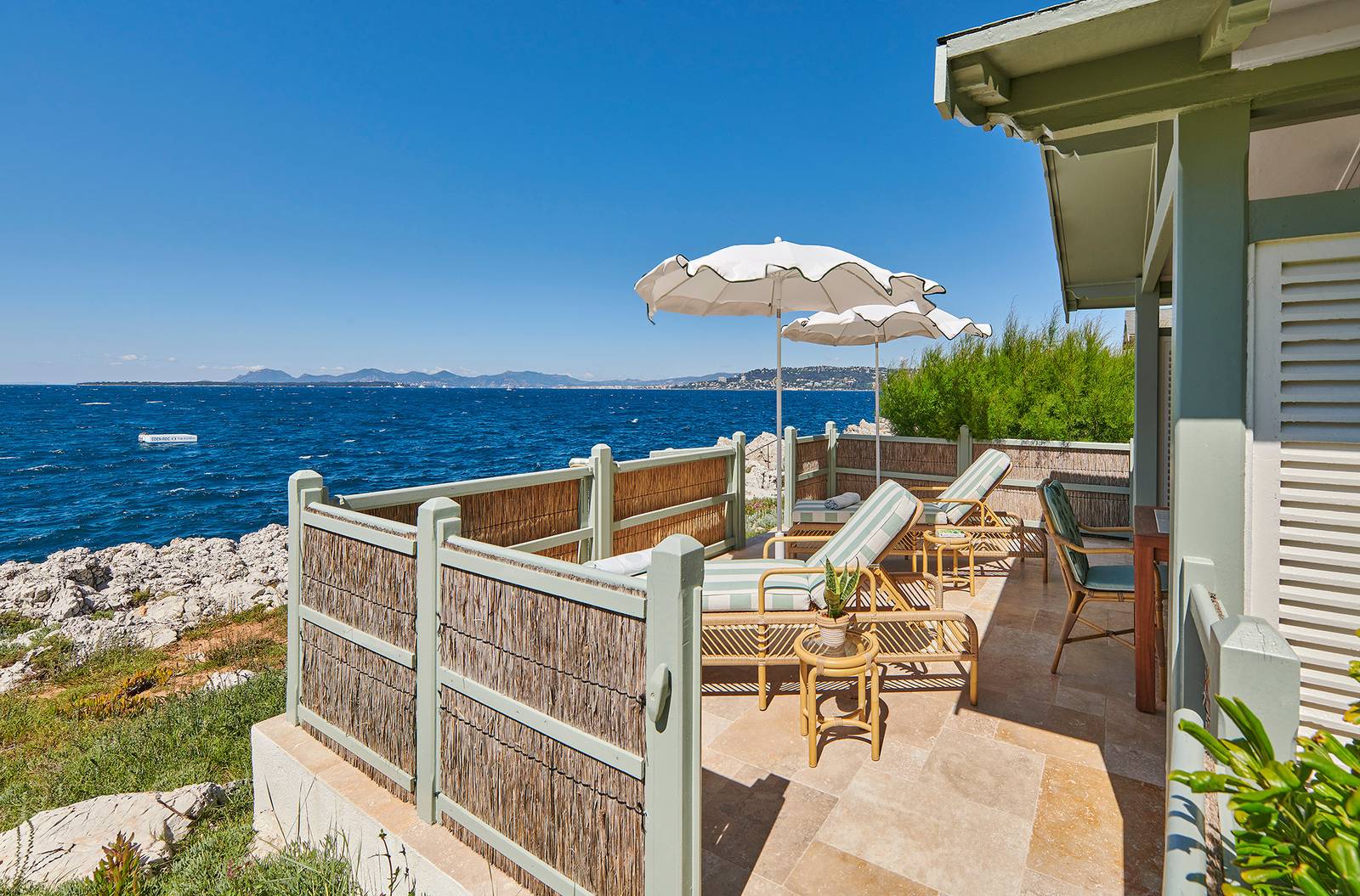 Hôtel du Cap-Eden-Roc 面海的 Cabana 露台