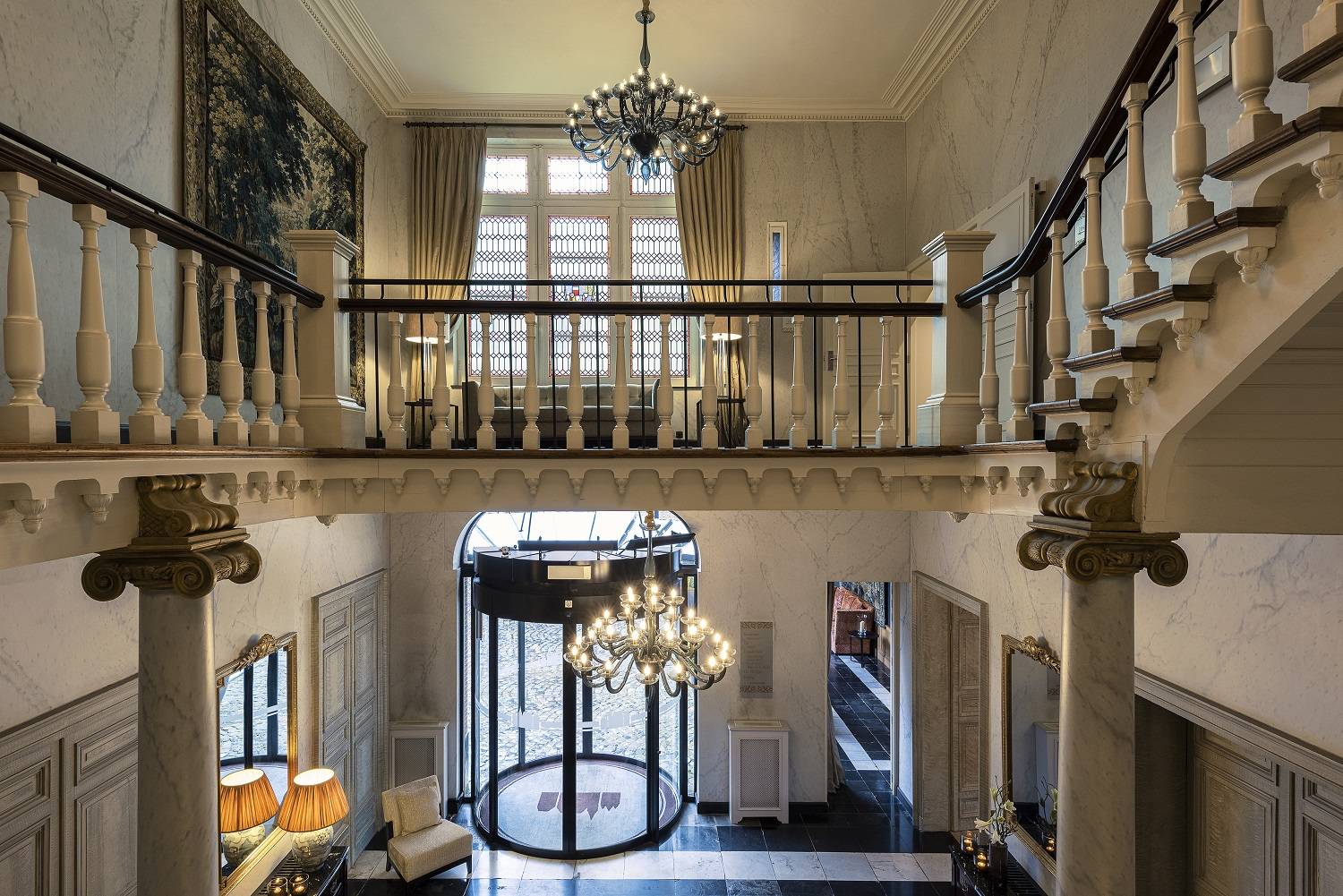 Hotel Dukes' Palace 挑高迴廊大廳