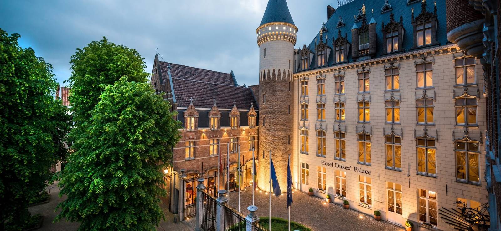 布魯日 Hotel Dukes' Palace 城堡塔樓與宮殿立面夜景
