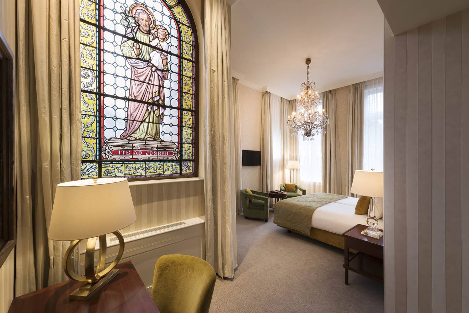 Hotel Dukes' Palace Heritage Suite 彩繪玻璃窗