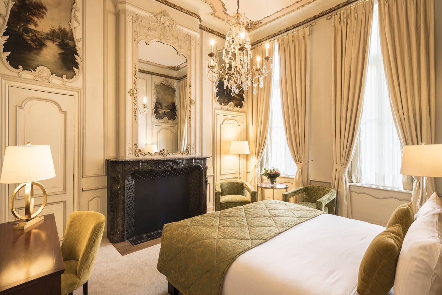 Hotel Dukes' Palace Heritage Junior Suite 壁爐與水晶燈