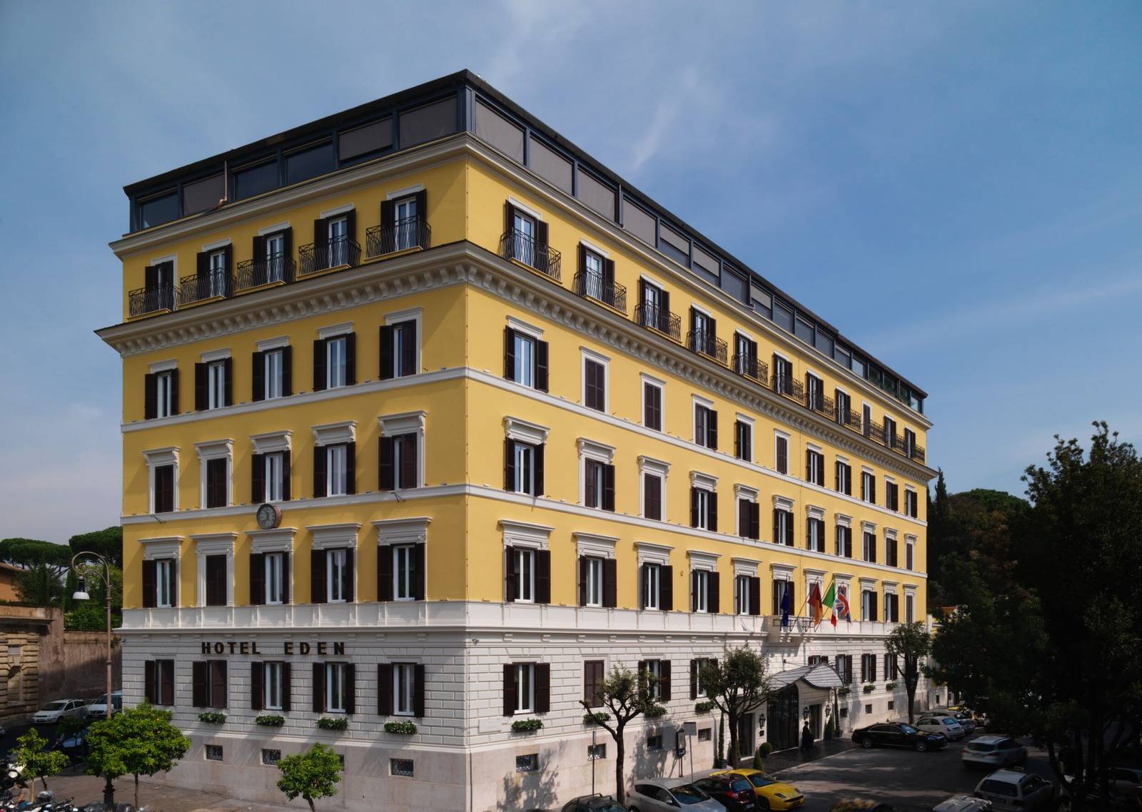 羅馬伊甸酒店鵝黃色外觀建築