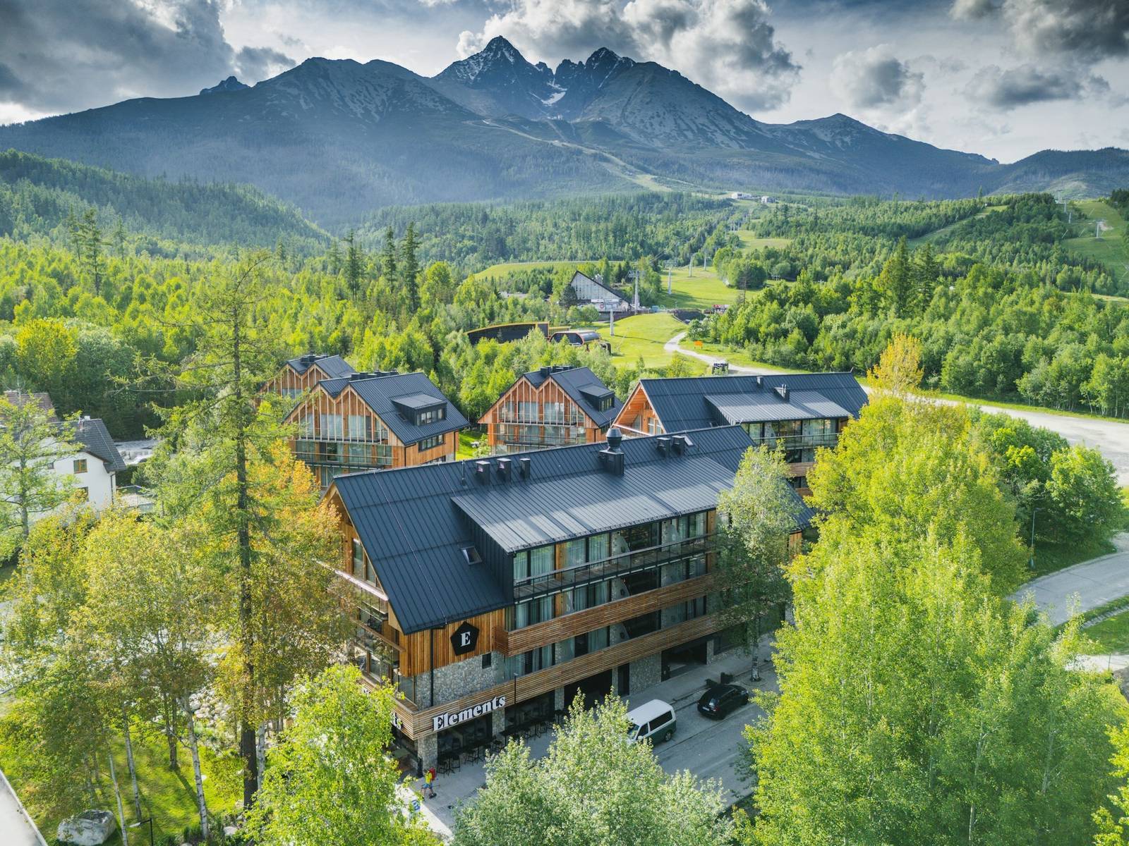 ELEMENTS 酒店與身後的高塔特拉山夏日景色