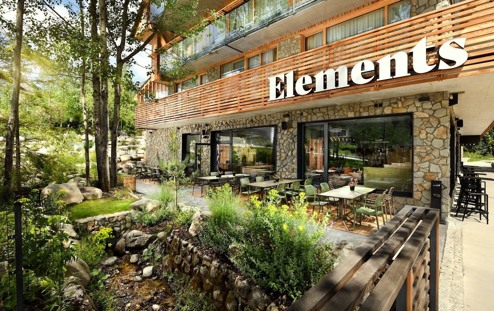 ELEMENTS 酒店木造外觀與入口綠意