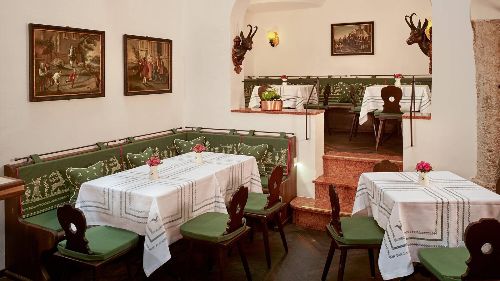 Hotel Goldener Hirsch 狩獵風格木質餐室