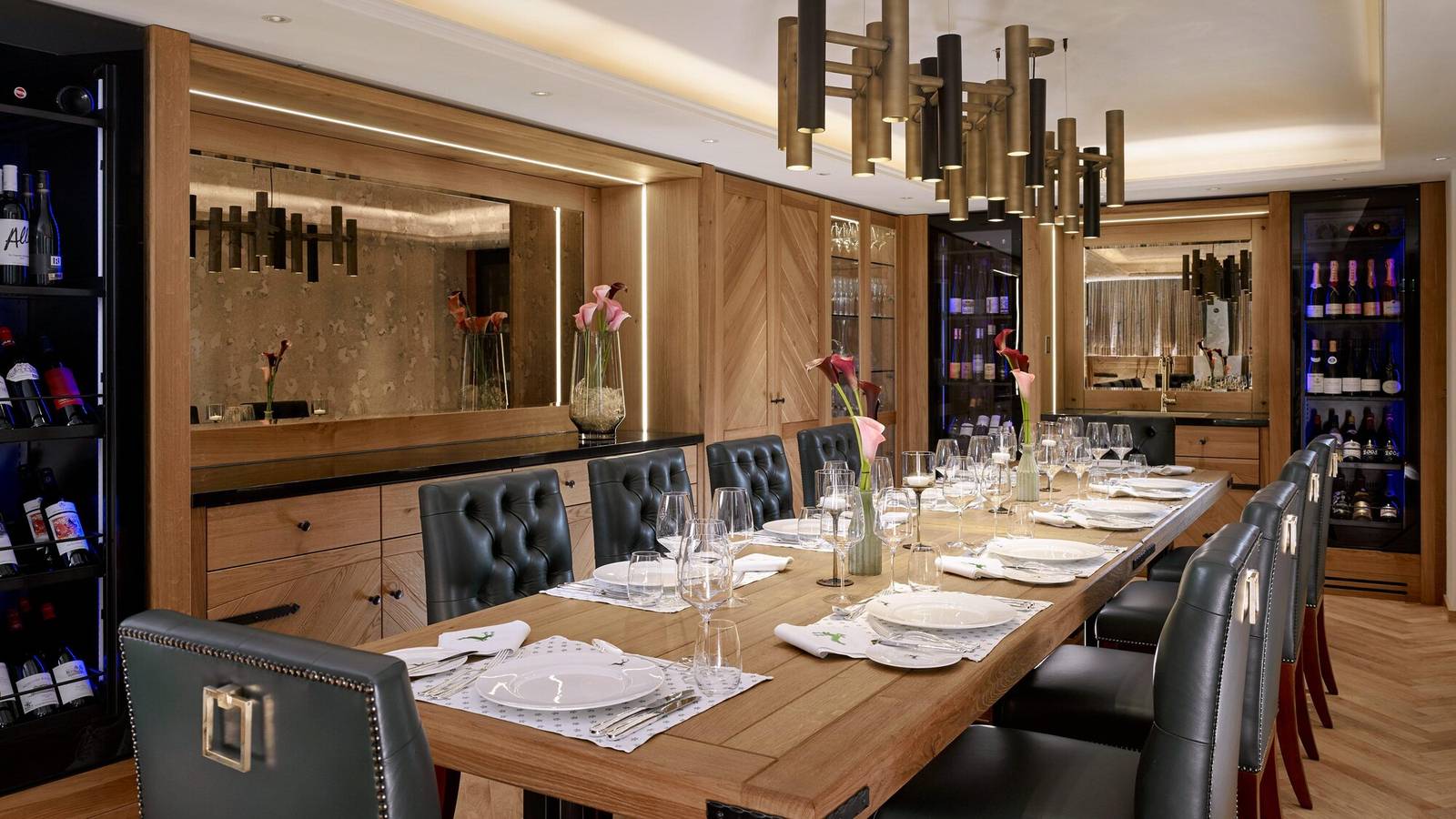 Hotel Goldener Hirsch 酒窖包廂長桌