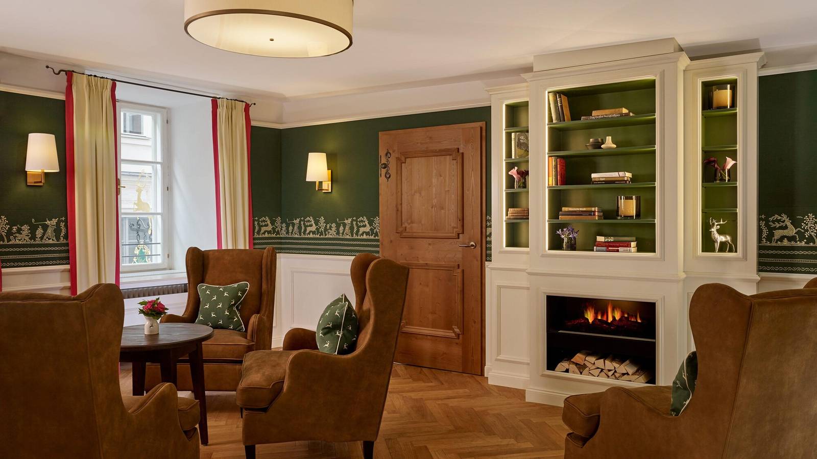 Hotel Goldener Hirsch 綠色沙龍壁爐休憩區