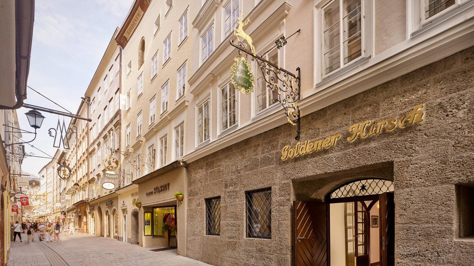 Hotel Goldener Hirsch 位在薩爾斯堡糧食胡同的建築立面