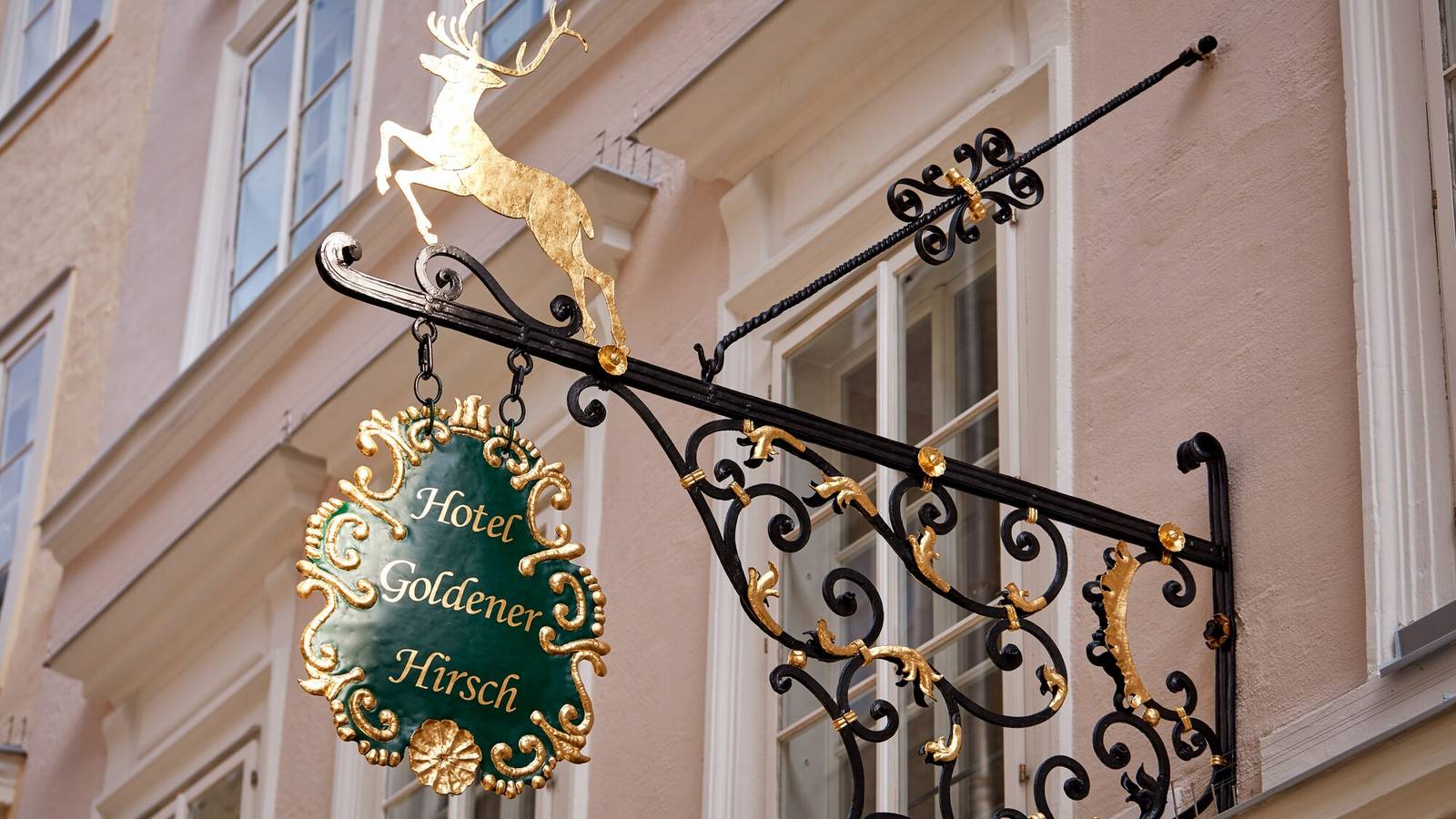 Hotel Goldener Hirsch 門口的金鹿鍛鐵招牌