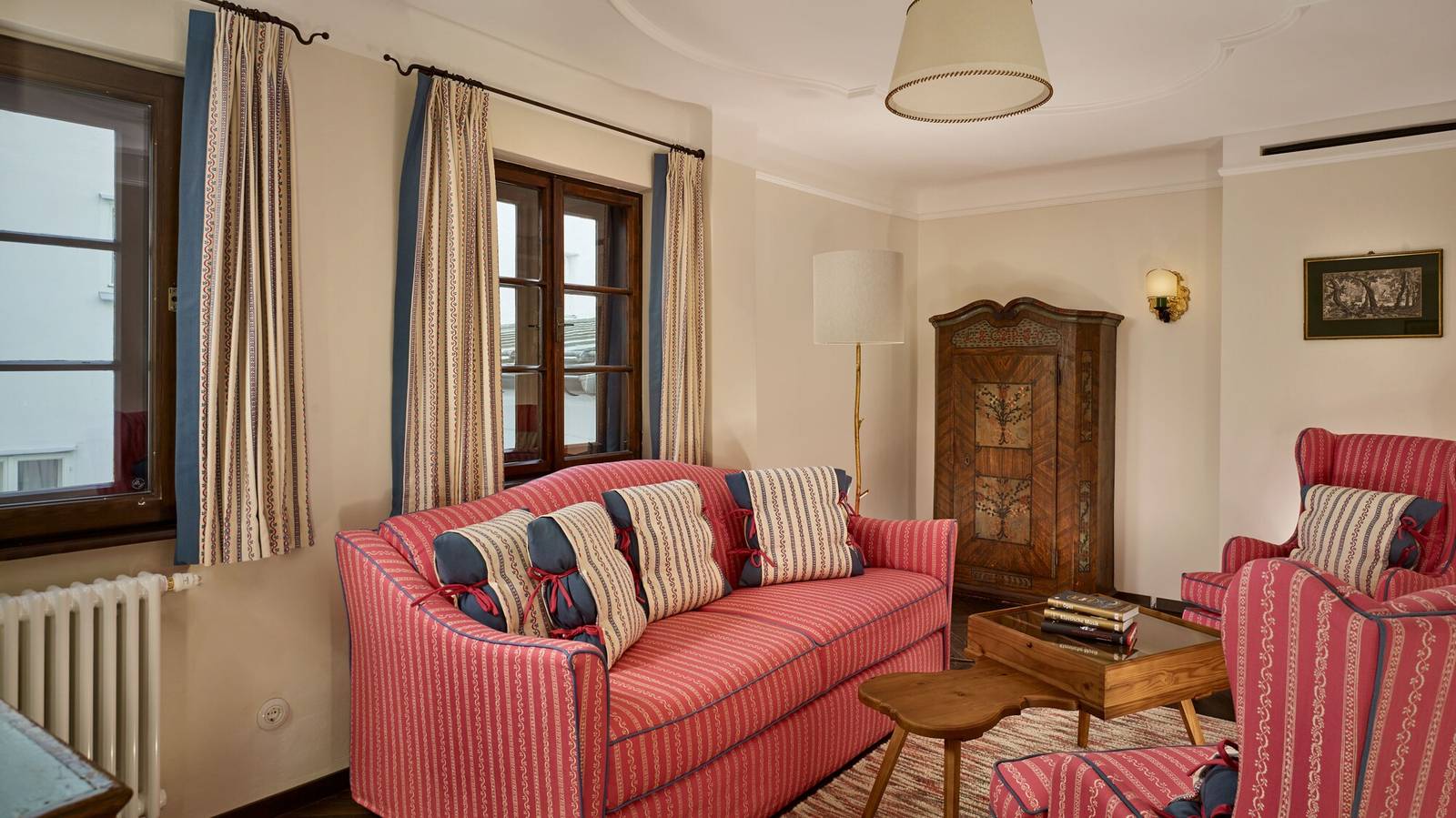 Hotel Goldener Hirsch One Bedroom Suite 起居室
