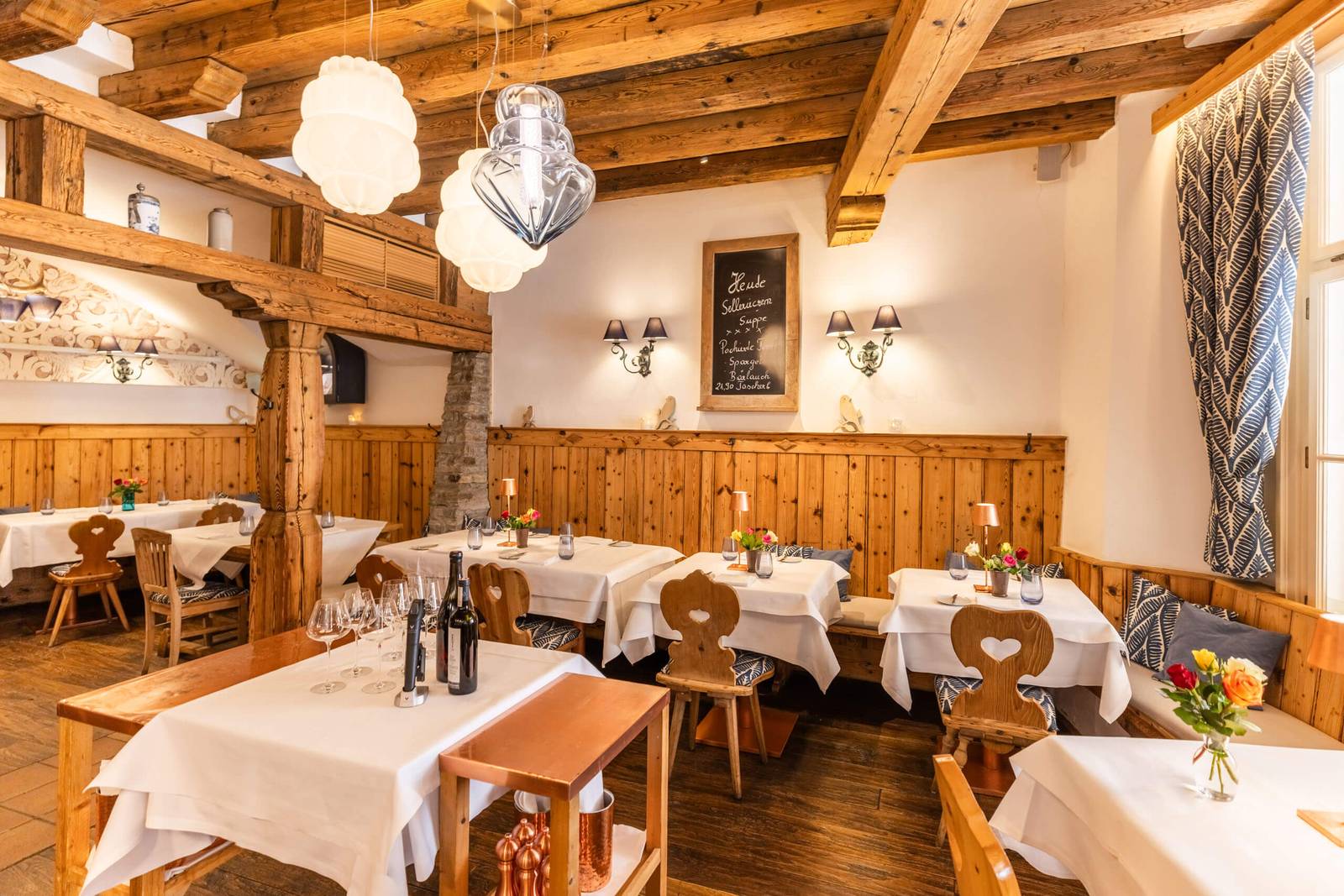 Gasthof Goldgasse 木質梁柱的餐廳