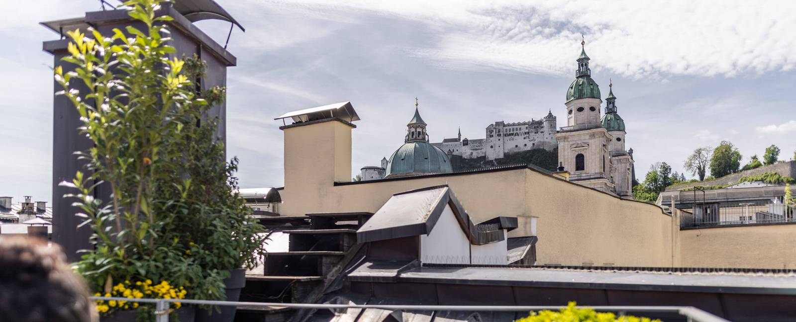 從 Hotel Goldgasse 屋頂眺望薩爾斯堡老城與要塞