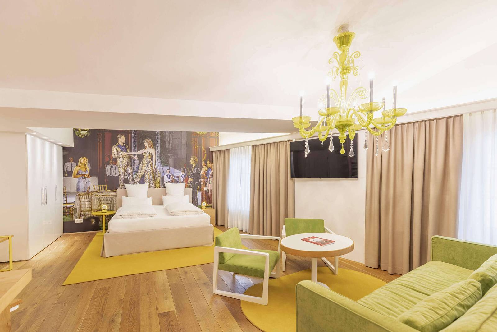 Hotel Goldgasse 套房起居區與玻璃吊燈