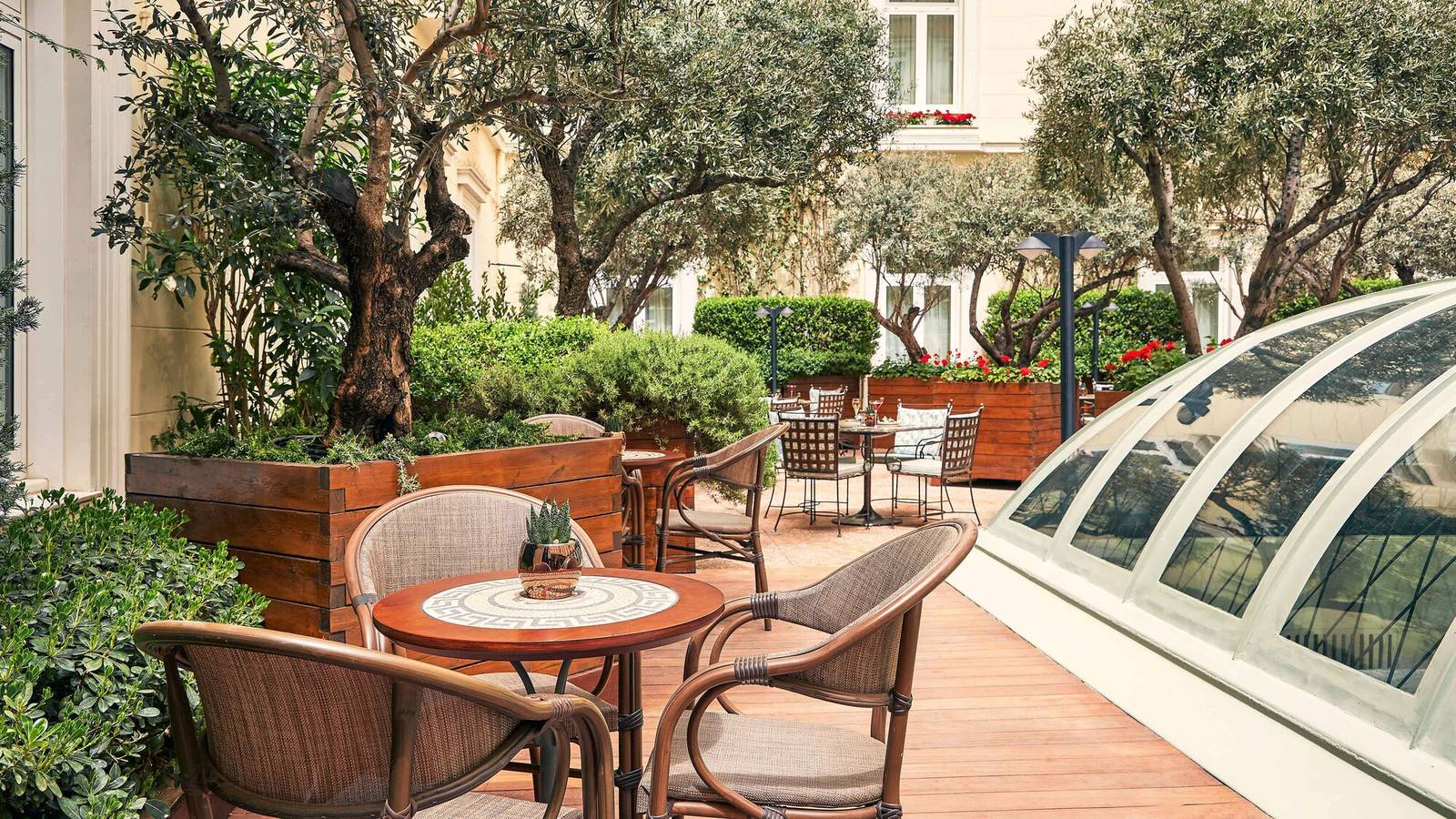 Alexander's Lounge 中庭花園座位