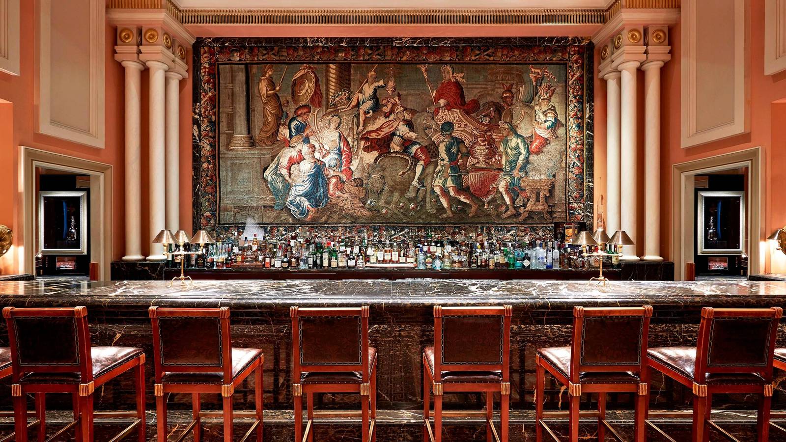 Alexander's Bar 吧台與十八世紀亞歷山大大帝掛毯