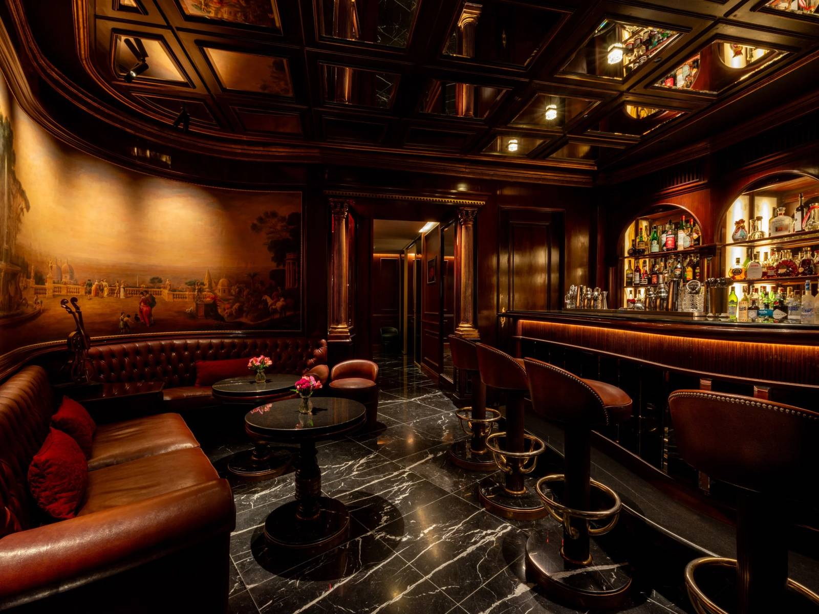 Carmen's Bar 深色木質酒吧
