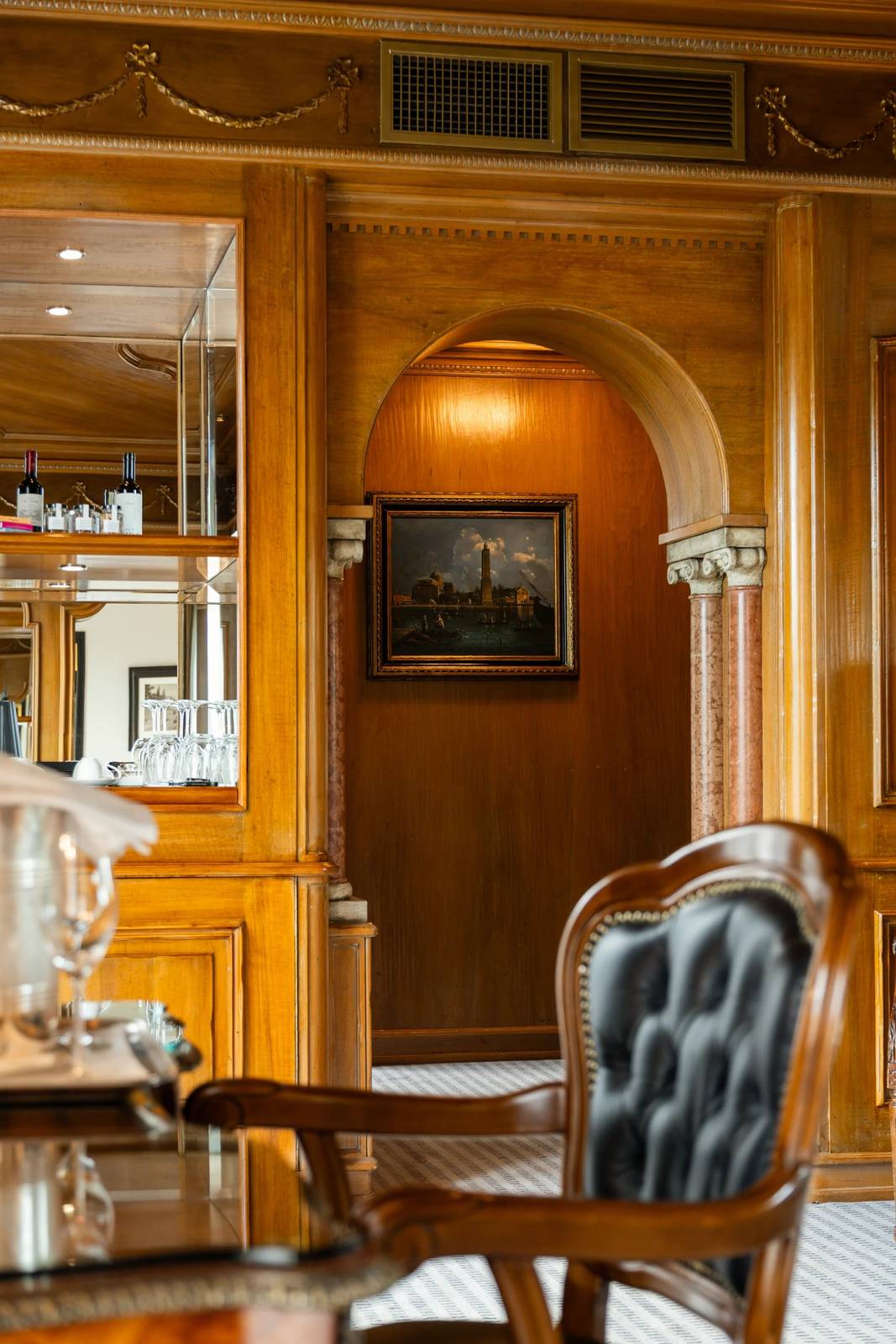 Hotel Hassler Classic Suite 木質護牆書桌角落