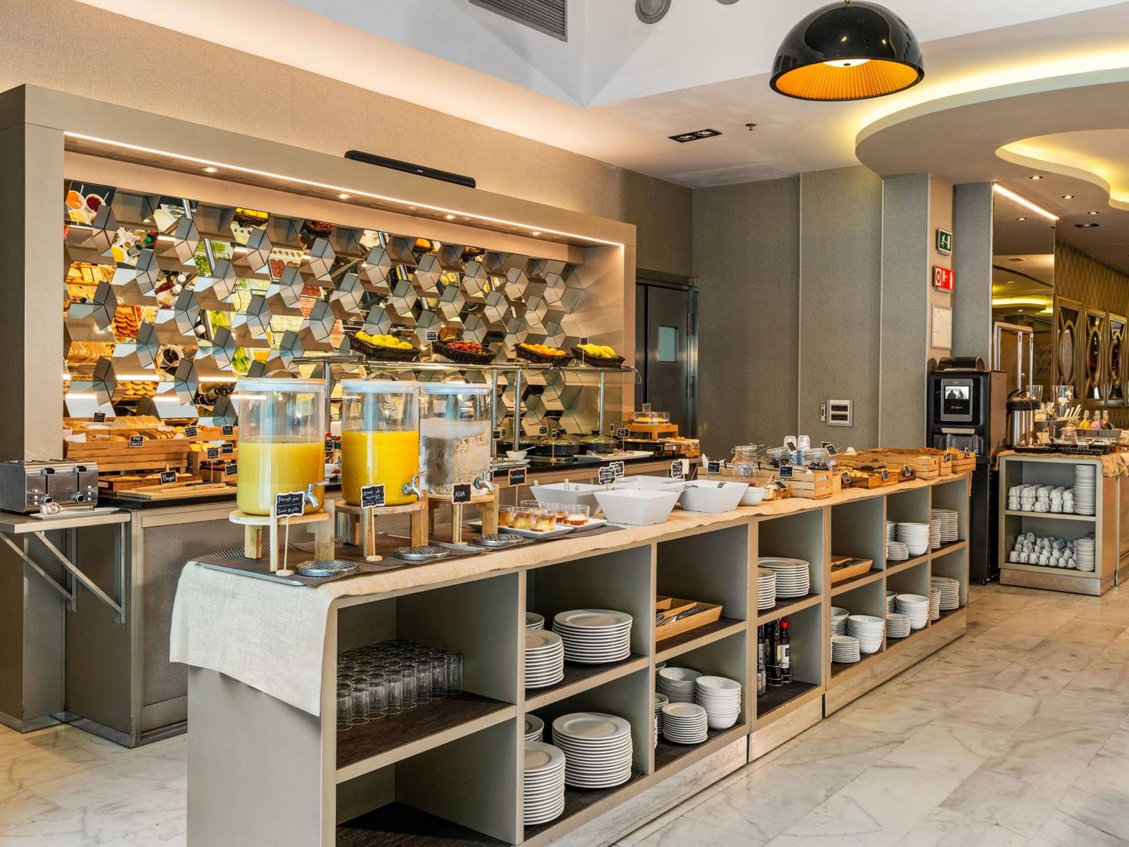 巴塞隆納 Hotel Indigo 早餐自助吧台
