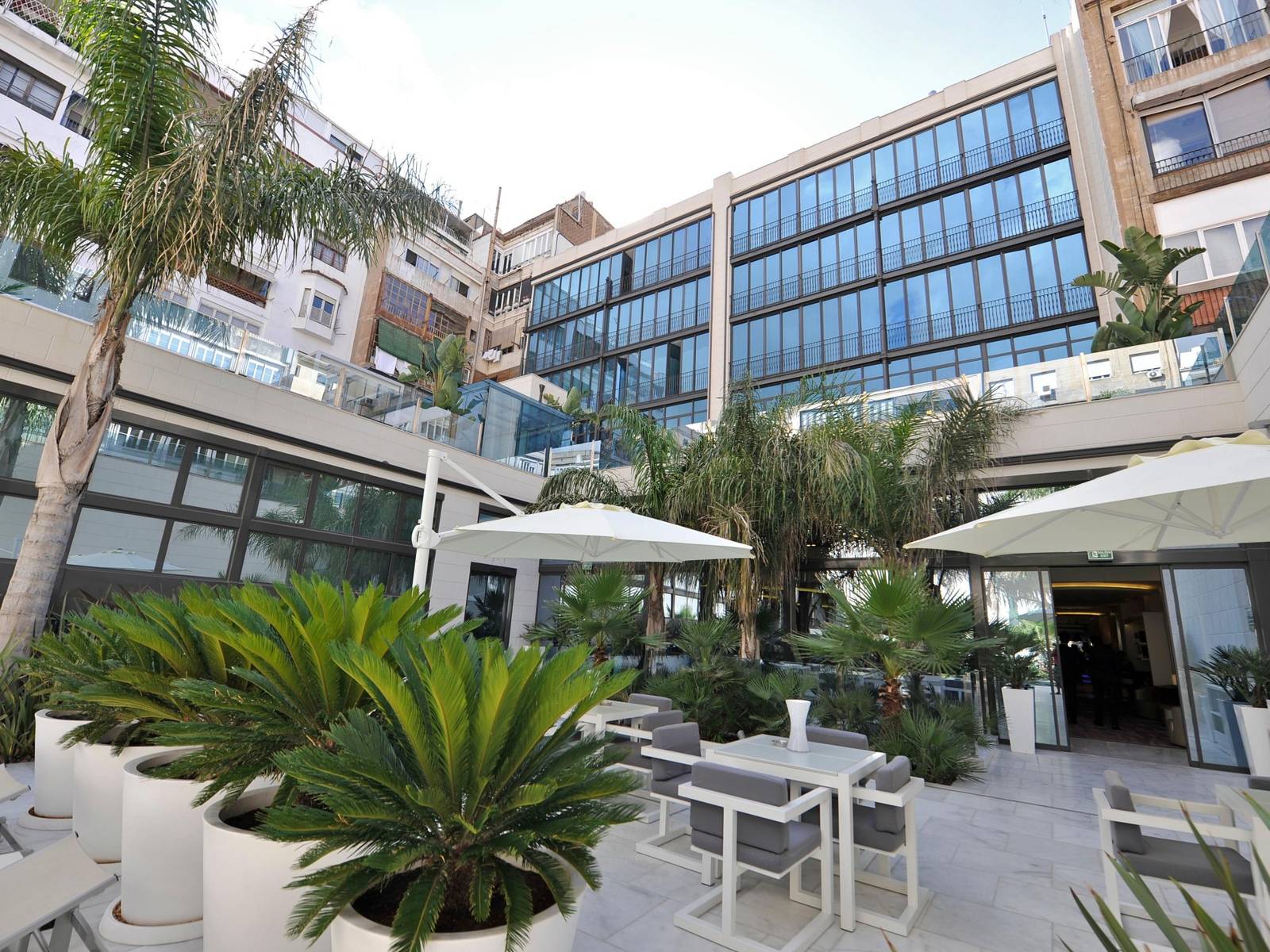 巴塞隆納 Hotel Indigo 泳池旁露台座位