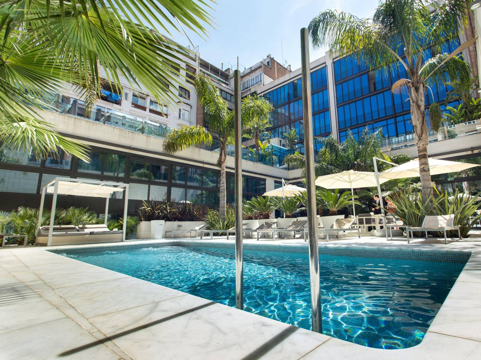 巴塞隆納 Hotel Indigo 戶外泳池與熱帶花園